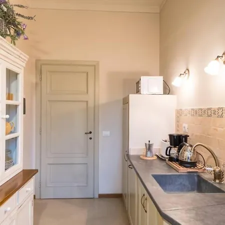 Ribot Stunning Balcony Walls View With Parking Lucca